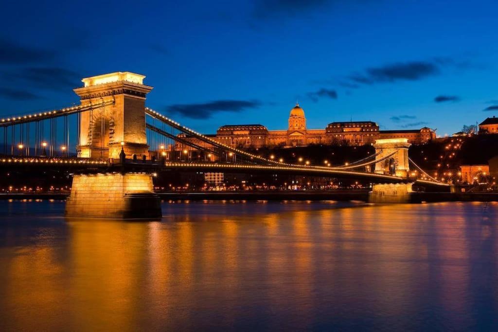Luxury Apartment In The City Center With Parking Budapest Exteriör bild