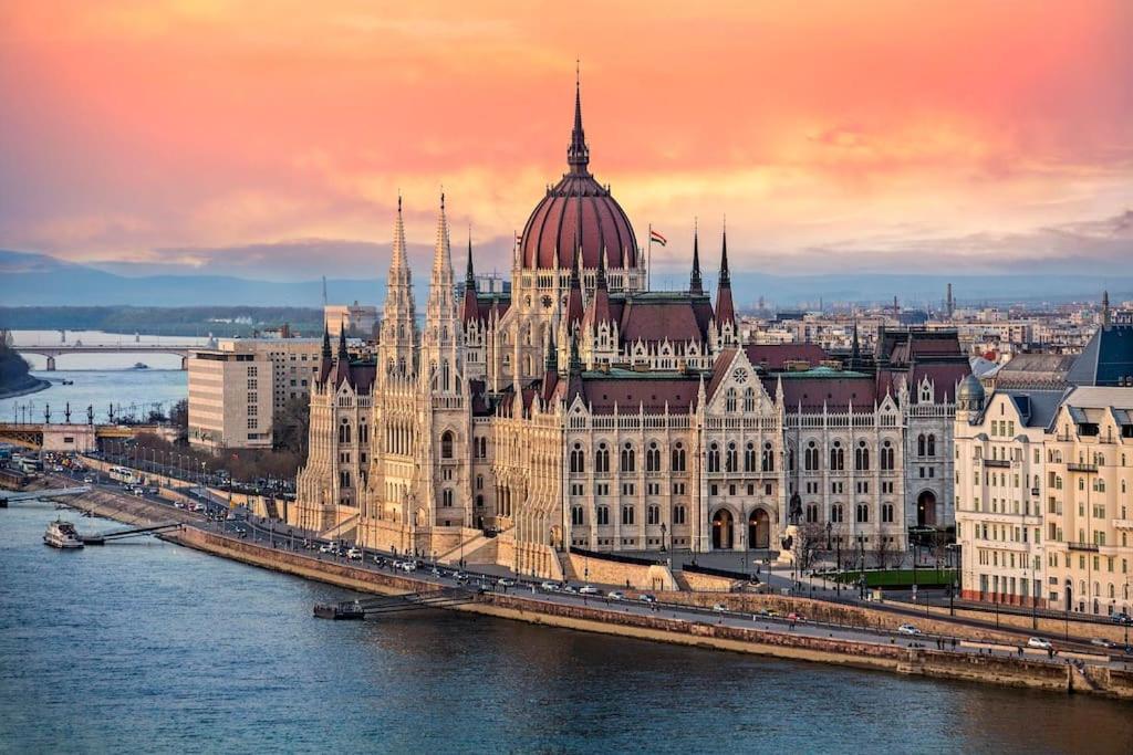 Luxury Apartment In The City Center With Parking Budapest Exteriör bild